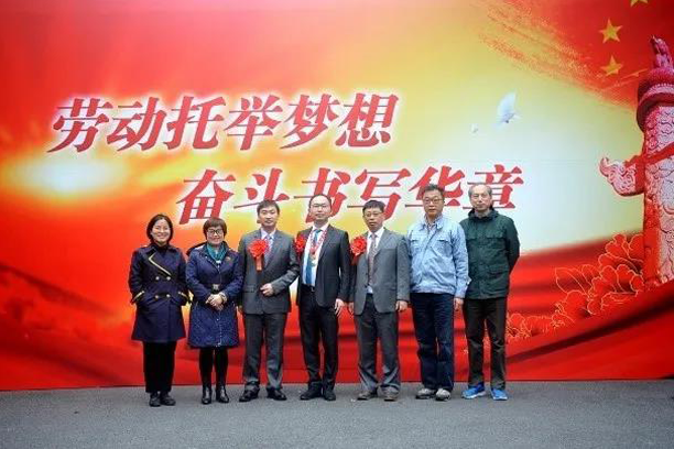 向勞模致敬！華虹集團(tuán)2位上海市勞動模范和2個上海市模范集體受表彰